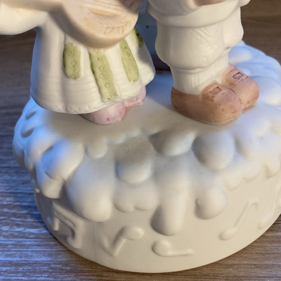 Christmas Carolers porcelain music box “joy to the world “ - Picture 8 of 14